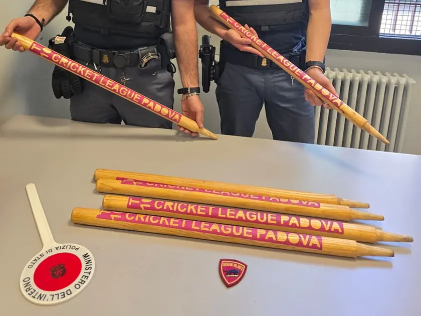 Le mazze da cricket sequestrate dalla polizia