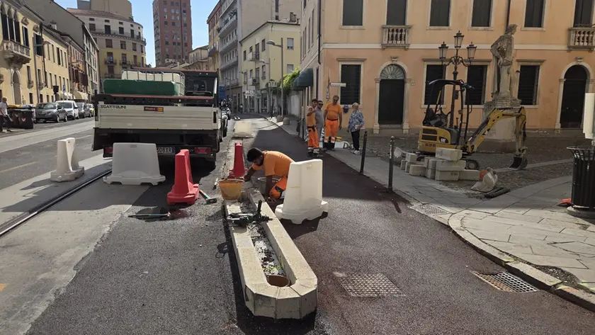 Il cordolo installato e poi subito rimosso