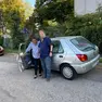 Laura Held fuori dalla sua auto con Pierino Ballin