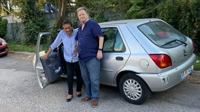Laura Held fuori dalla sua auto con Pierino Ballin
