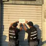 I poliziotti chiudono la pizzeria da asporto
