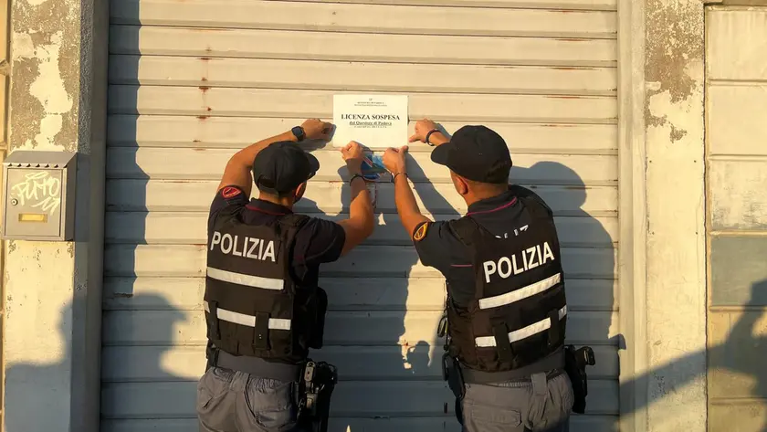 I poliziotti chiudono la pizzeria da asporto