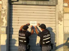 I poliziotti chiudono la pizzeria da asporto