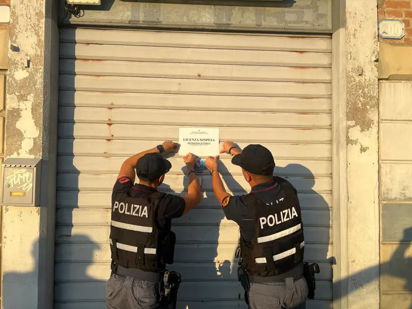 I poliziotti chiudono la pizzeria da asporto