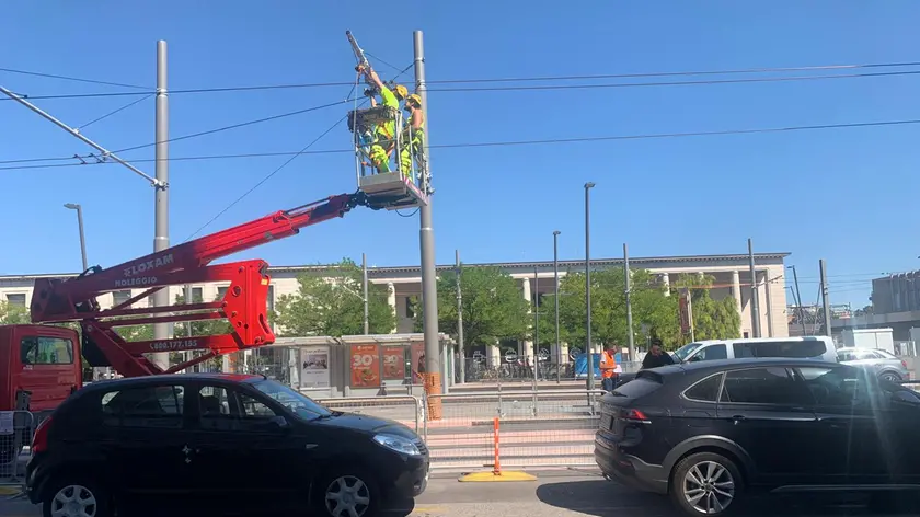 Operai al lavoro domenica 6 settembre alla stazione di Padova