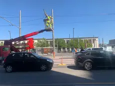 Operai al lavoro domenica 6 settembre alla stazione di Padova