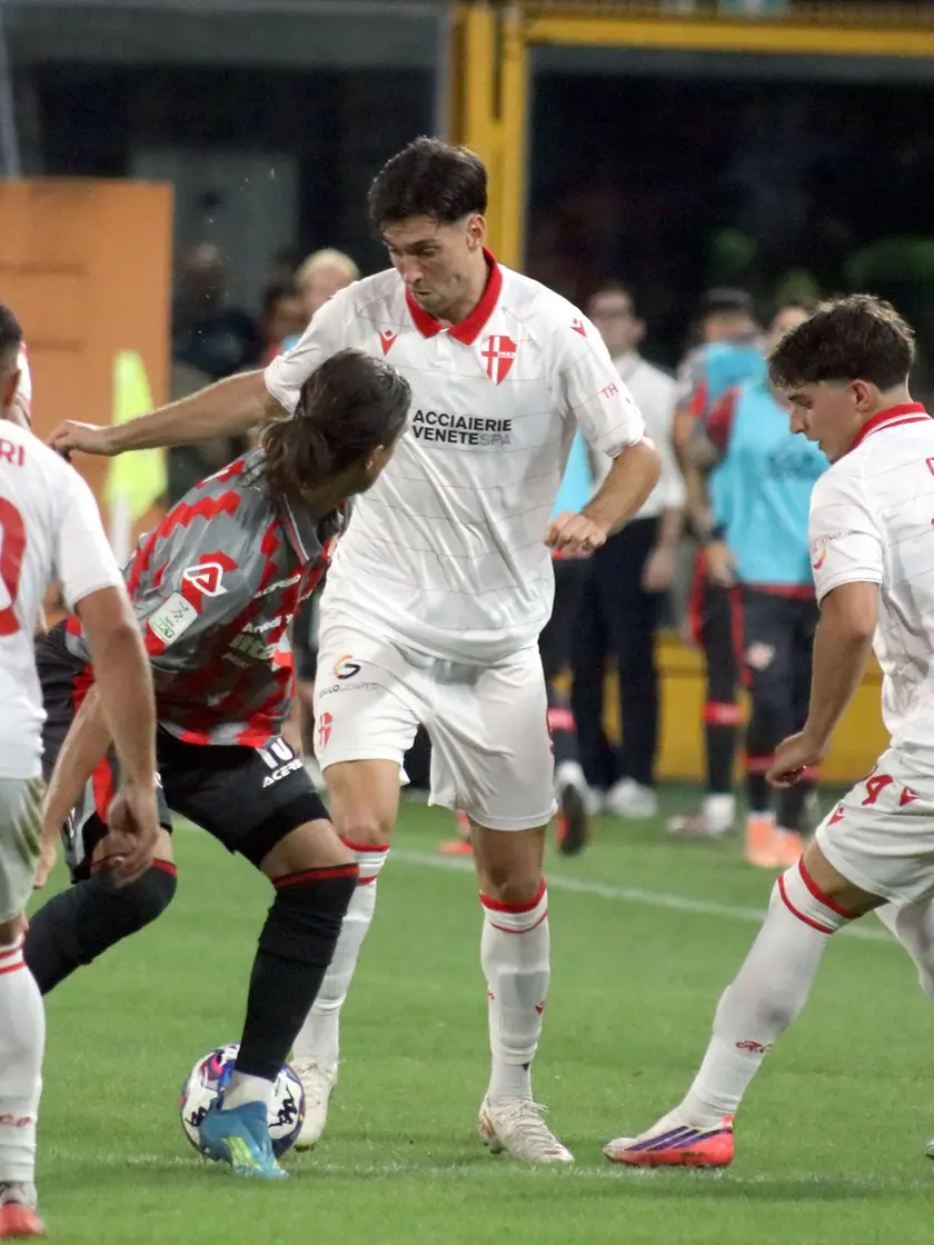 Un momento della partita in casa Cremonese