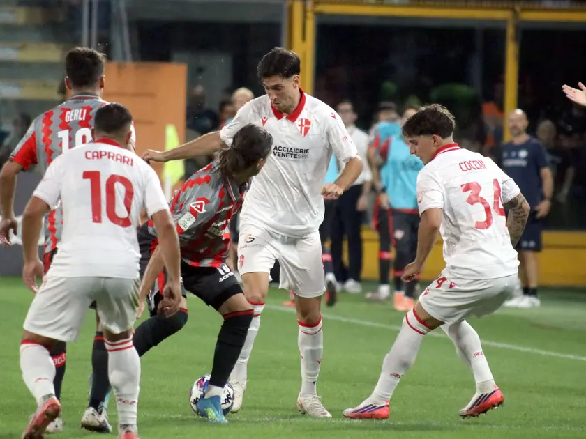 Un momento della partita in casa Cremonese