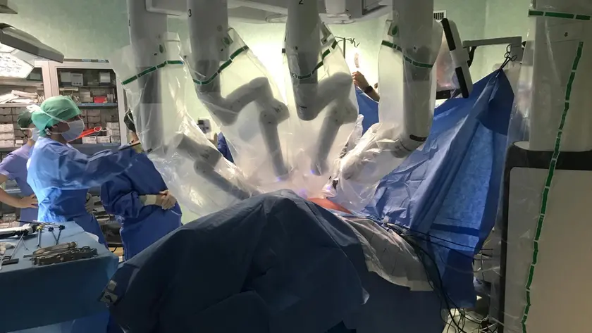 Un intervento chirurgico con l'impiego di robot