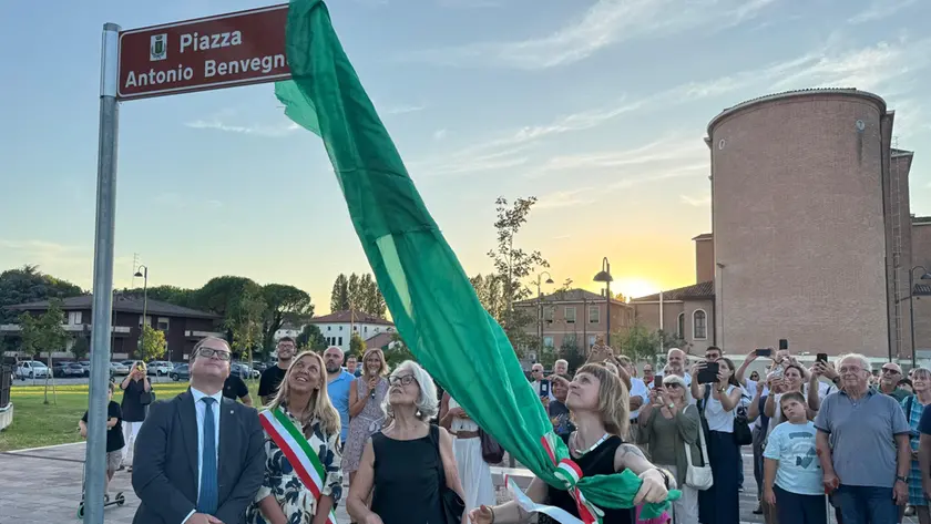La cerimonia di intitolazione della piazza