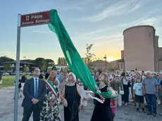 La cerimonia di intitolazione della piazza