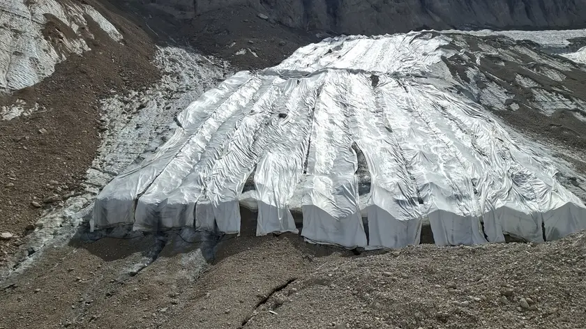I teloni "proteggono" il ghiacciaio della Marmolada