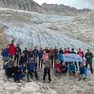 I protagonisti della campagna davanti a quel che resta del ghiacciaio