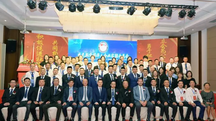 Foto di gruppo per l’assemblea della Federazione degli imprenditori cinesi d’Oltremare svoltasi a Padova