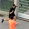 Un frame che riprende l’aggressore (in nero) e il soccorritore