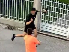 Un frame che riprende l’aggressore (in nero) e il soccorritore