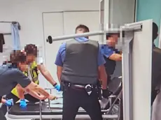 Carabinieri e sanitari bloccano il 52enne all’interno del bagno del pronto soccorso