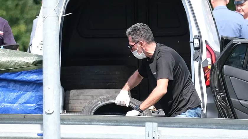 Uno degli pneumatici recuperati dall’auto dell’uomo (Foto Piran)