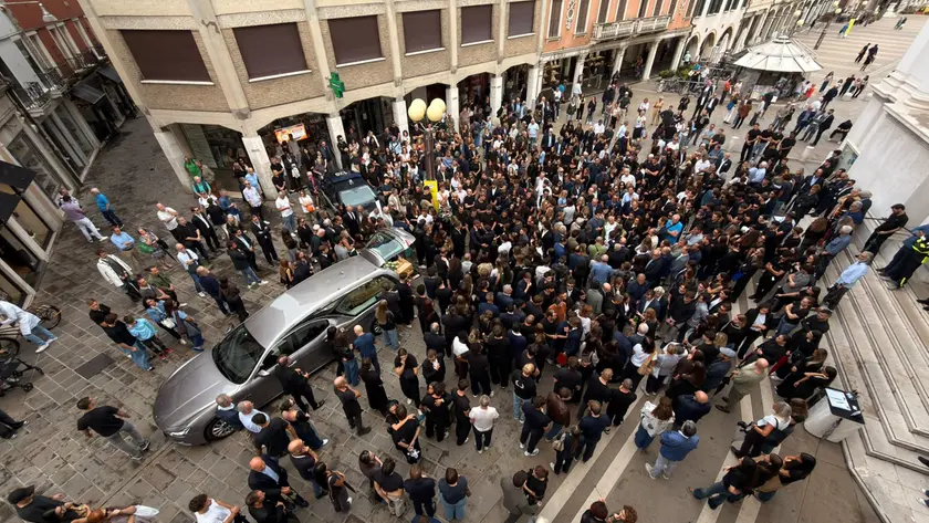 L'ultimo saluto al 23enne (foto Pòrcile)