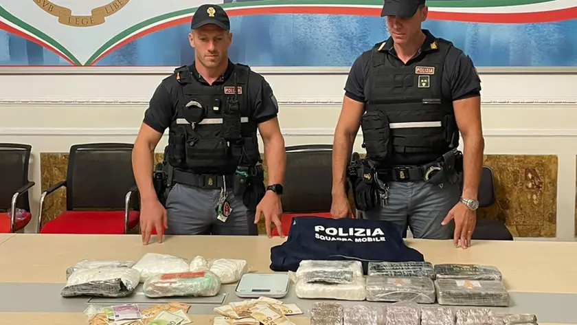 La droga e i contanti sequestrati dalla Squadra mobile di Padova