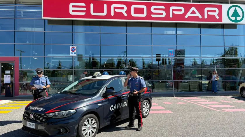 Il supermercato Eurospar di via Aquileia e i carabinieri sul posto (foto Daniele Tibaldi)