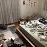 I ladri sono entrati nell'abitazione sfondando una finestra