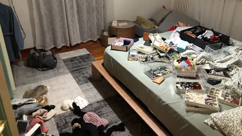 I ladri sono entrati nell'abitazione sfondando una finestra
