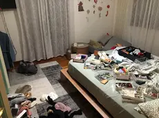 I ladri sono entrati nell'abitazione sfondando una finestra