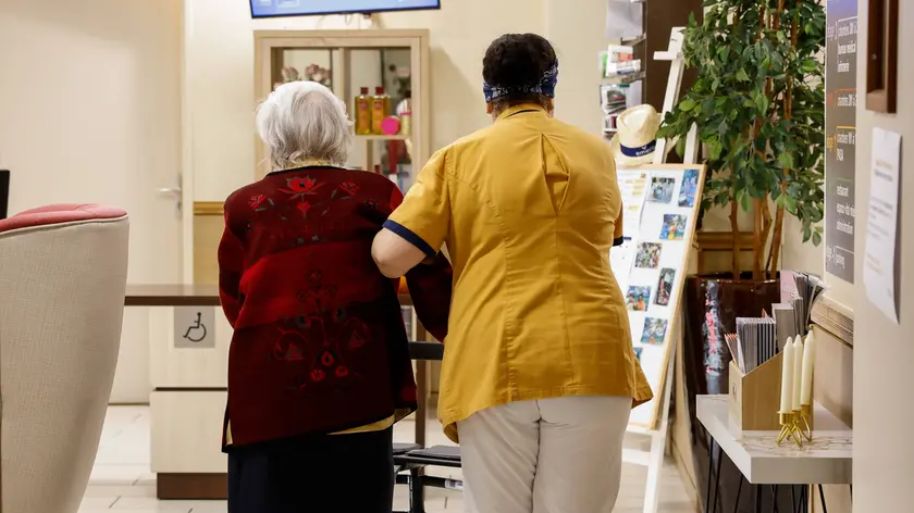 Una operatrice sociosanitaria con un’anziana in Rsa