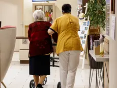 Una operatrice sociosanitaria con un’anziana in Rsa