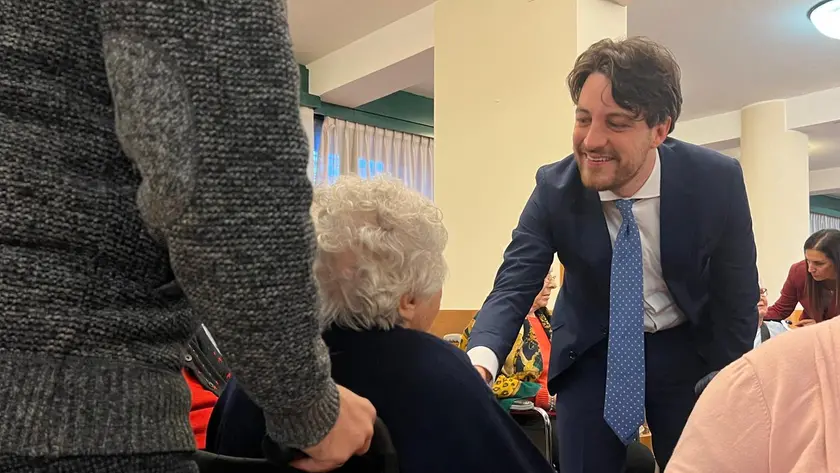 Il presidente Stefani durante una visita in una casa di riposo