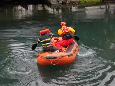 Ricerche dei pompieri lungo il fiume (foto d'archivio)