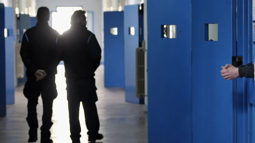 Nella foto agenti di polizia penitenziaria
