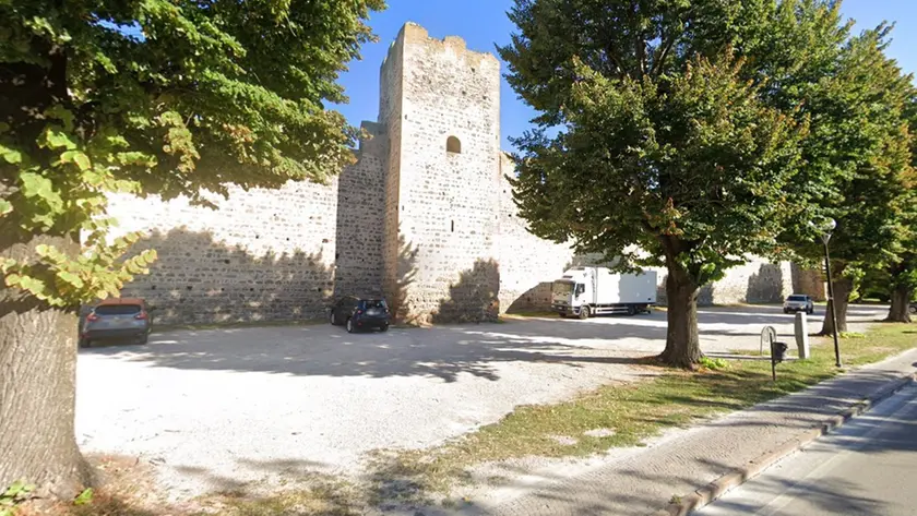 La donna ha trovato i soldi mentre passeggiava nei giardini pubblici del Castello Carrarese di Este