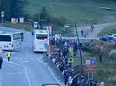 Ancora lunghe code a Misurina per prendere la navetta che porta ai piedi delle Tre Cime di Lavaredo