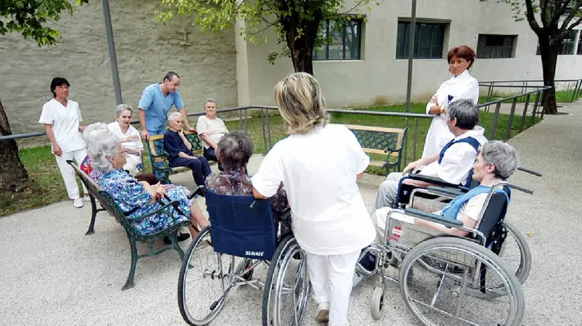 Aumentano le rette delle case di riposo, la pensione non basta più