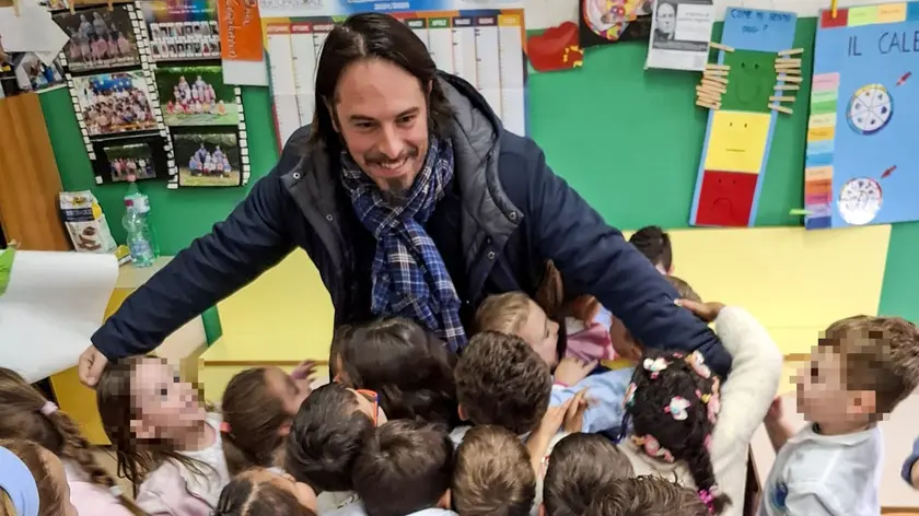 A Granze il sindaco guida lo scuolabus e dirige il traffico: «Non c’è nessun altro»