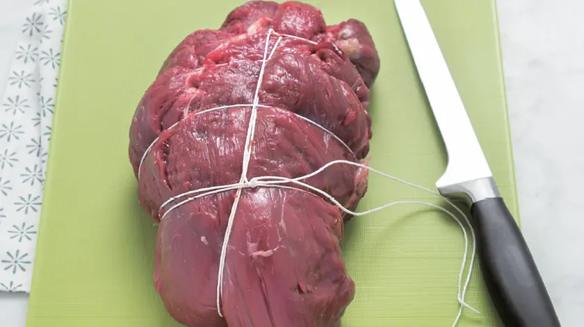 La carne preparata per un brasato