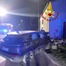 L'auto finita contro la chiesetta ad Agna (foto vigili del fuoco)