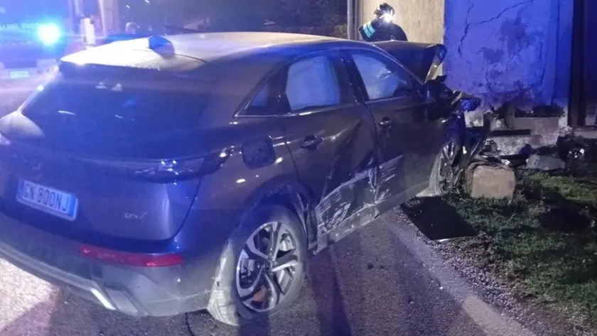L'auto finita contro la chiesetta ad Agna (foto vigili del fuoco)