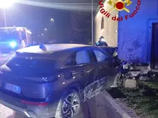 L'auto finita contro la chiesetta ad Agna (foto vigili del fuoco)