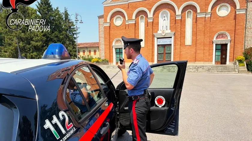 Finisce nel fosso dopo l'inseguimento: era sfuggito all'alt dei carabinieri