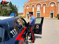 Finisce nel fosso dopo l'inseguimento: era sfuggito all'alt dei carabinieri