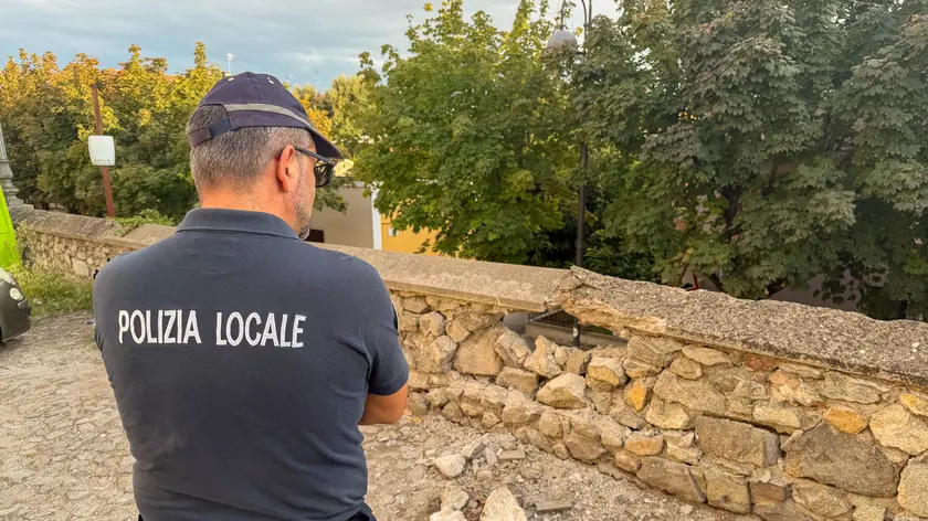 La polizia locale di Monselice sul luogo in cui si è verificata la caduta di pietre