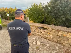 La polizia locale di Monselice sul luogo in cui si è verificata la caduta di pietre