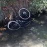 La bici distrutta rinvenuta nel canale