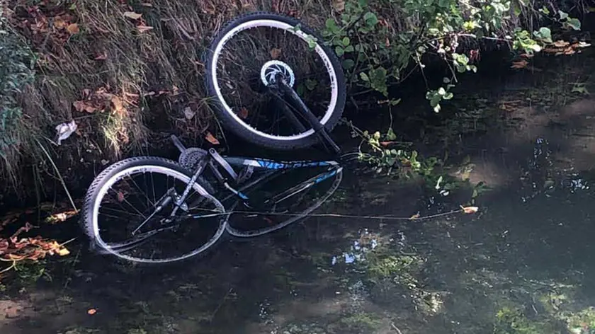 La bici distrutta rinvenuta nel canale