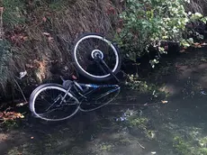 La bici distrutta rinvenuta nel canale