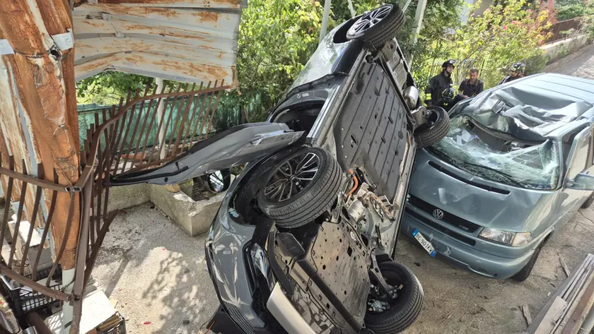 L'auto, cadendo, ha sfondato il cancello e la tettoia del garage del vicino di casa