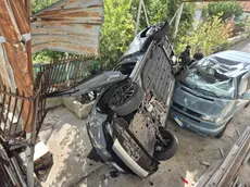 L'auto, cadendo, ha sfondato il cancello e la tettoia del garage del vicino di casa